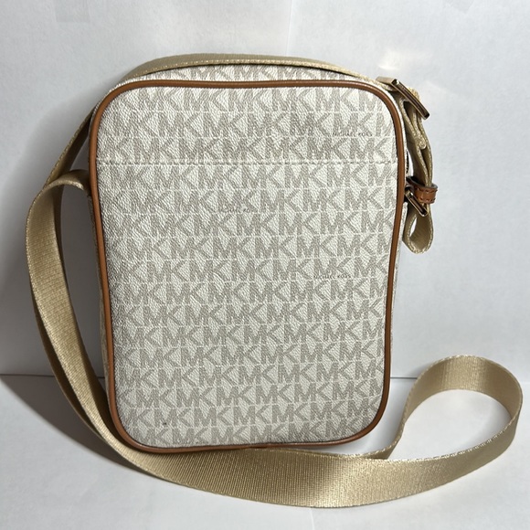 Michael Kors Medium Jet Set Travel Crossbody - Picture 2 of 4